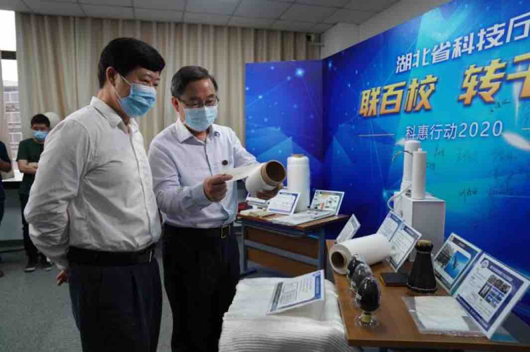 武汉纺织大学一批重要科技成果在鄂转化 新材料技术推广服务助力产业升级